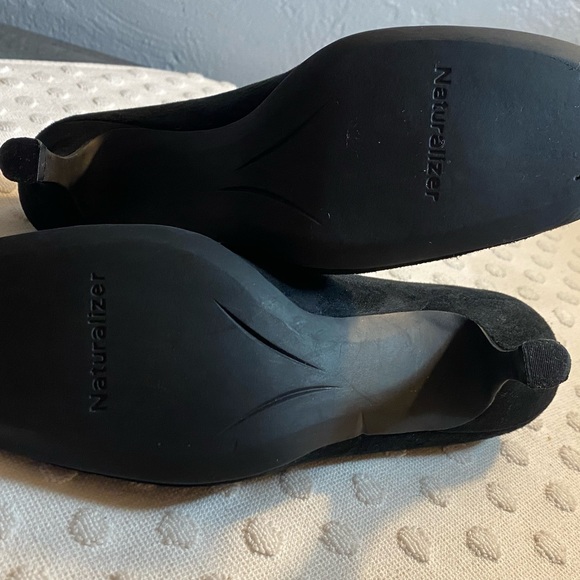 NATURALIZER Black Suede Kitten Heel Pump with Bow Detail and Contrast Theading - Picture 5 of 16